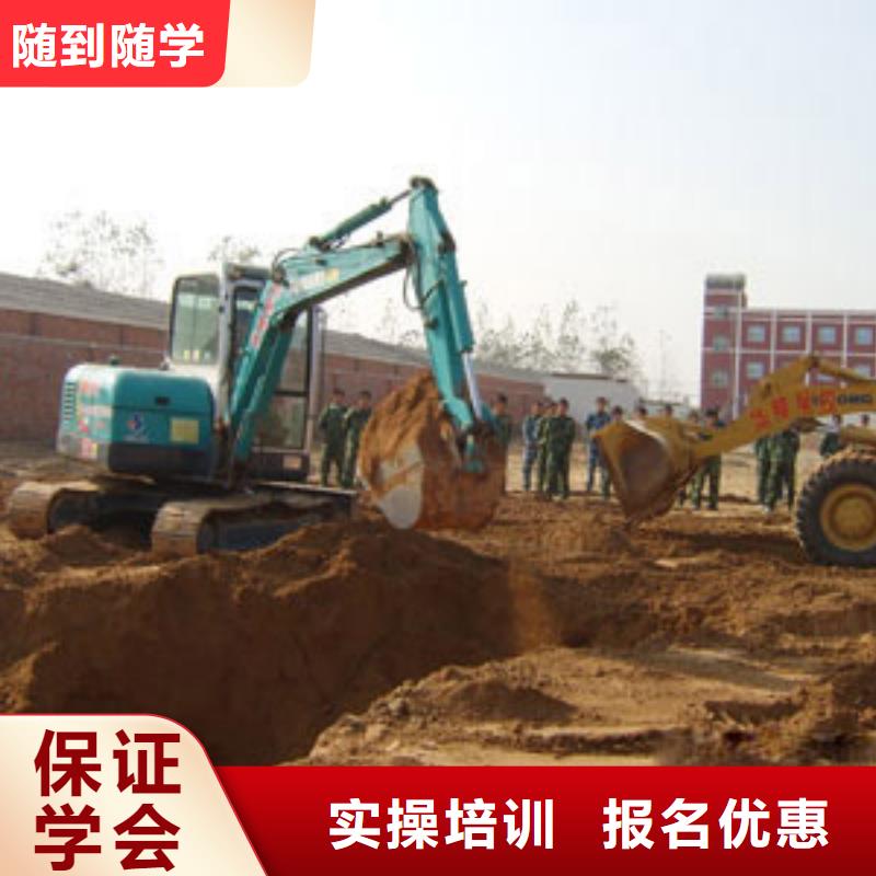 挖掘机培训保定虎振技工学校报名优惠