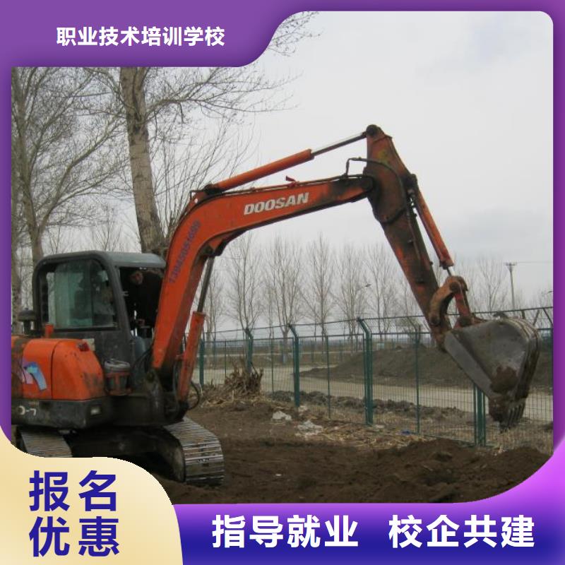 挖掘机操作保定虎振技工学校实操教学