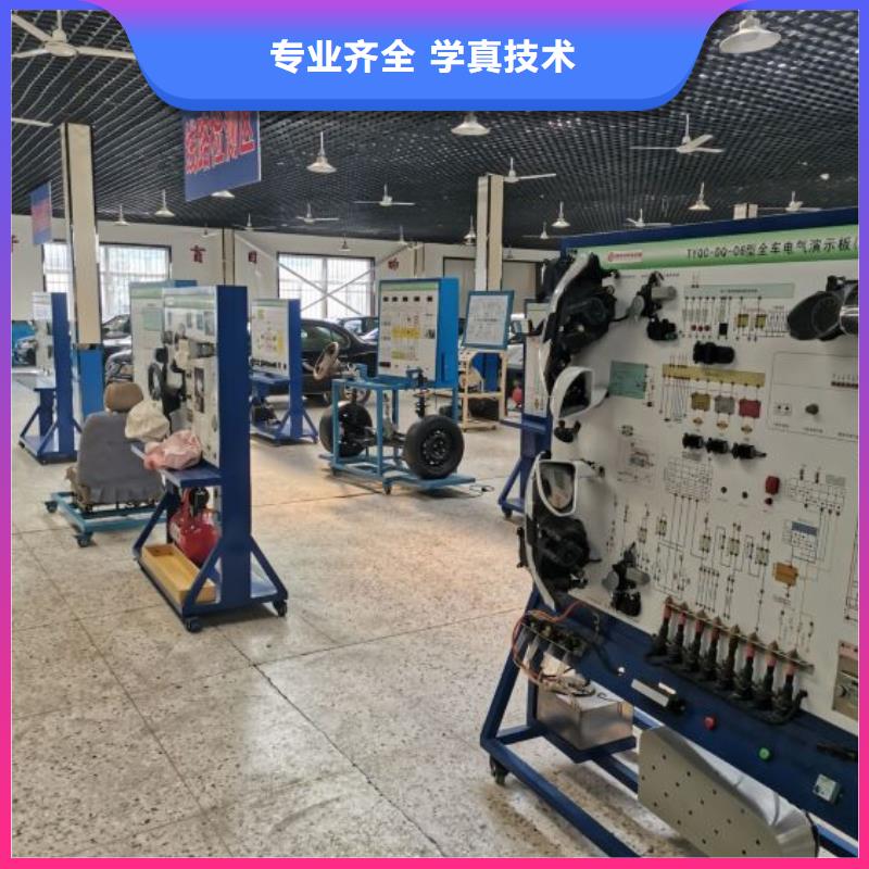 汽修培训学校,虎振挖掘机校企共建